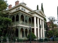 haunted mansion facade at disneyland